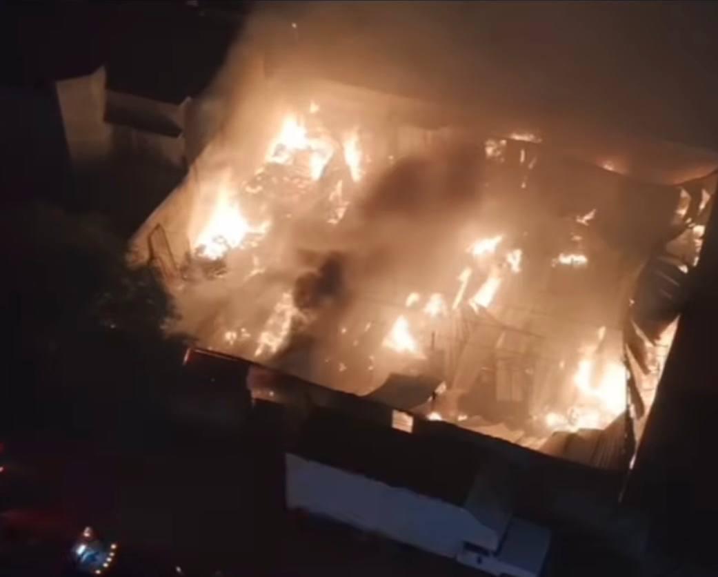 Incendio consume maderería en Tequisquiapan