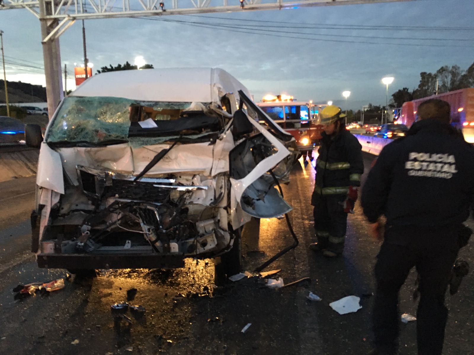 Queda prensado tras choque en Av. 5 de Febrero