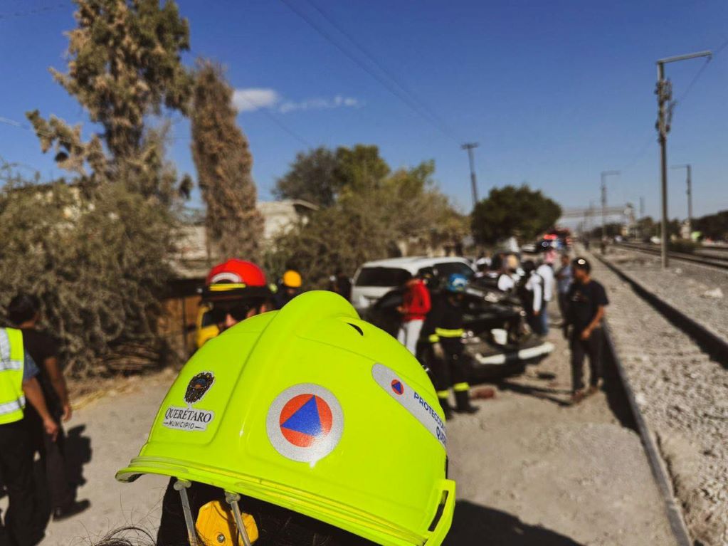 Reportan accidente entre el tren y seis vehículos en Santa María Magdalena