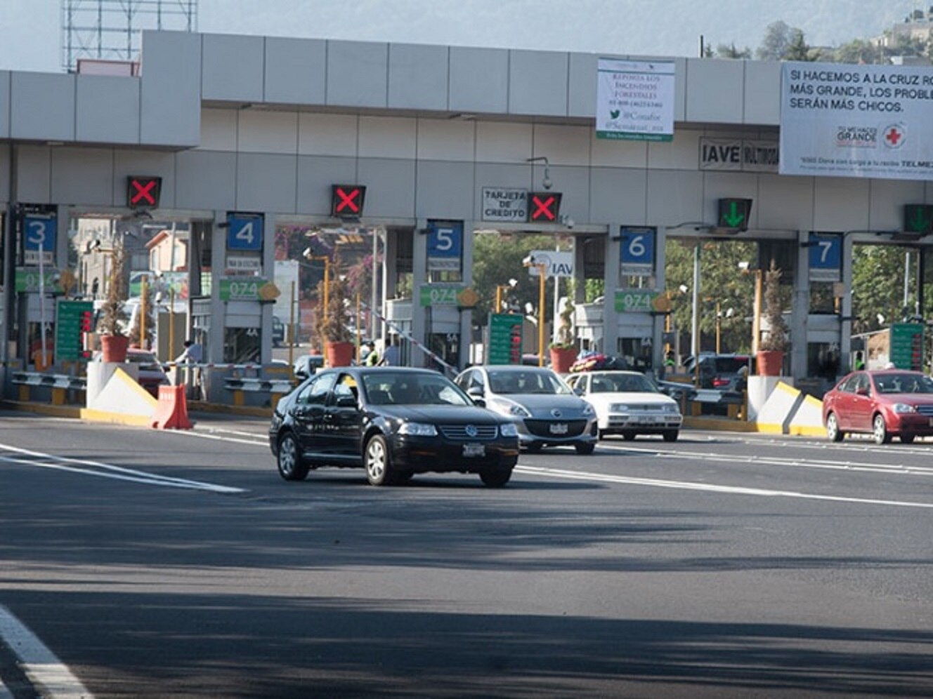 A machetazos, 50 encapuchados atracan casetas de Capufe