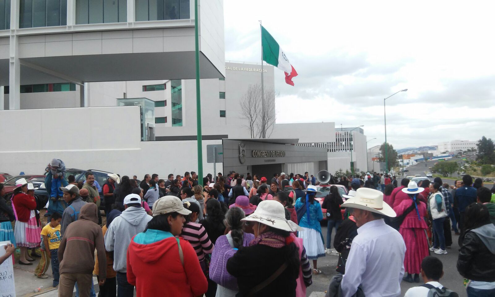 Se manifiestan afuera del Congreso del Estado  
