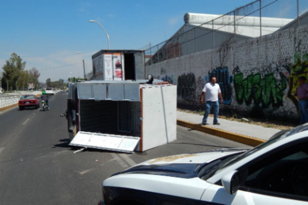 Vuelca camioneta que transportaba cerdos