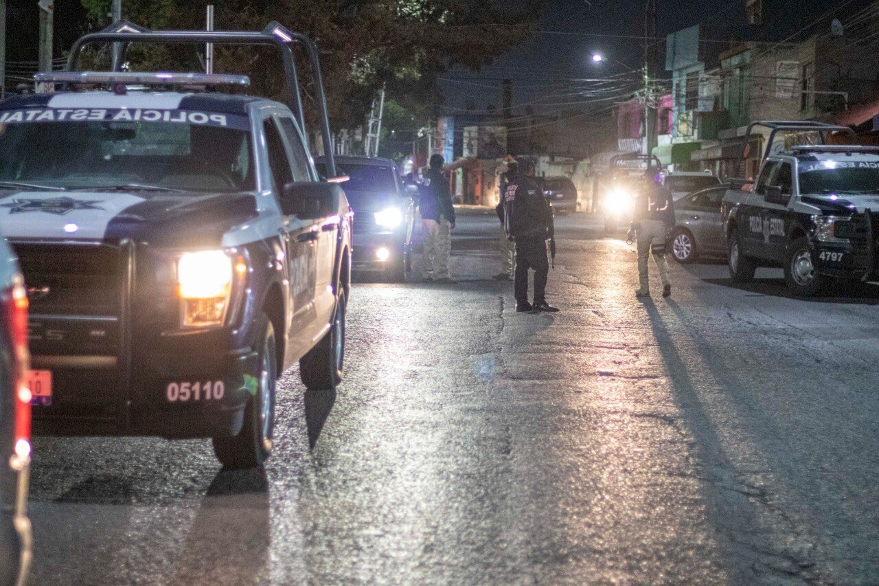 Hallan cuatro cadáveres con advertencias y amenazas hacia policías queretanos