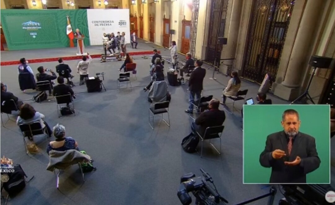 Me arrodillé para no tapar las cámaras, “no porque lo vea como un Dios”: reportero que se hincó en “mañanera”