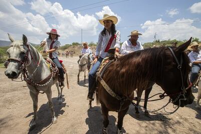 Candidatas del PRI van de cabalgata a la Sierra Gorda 