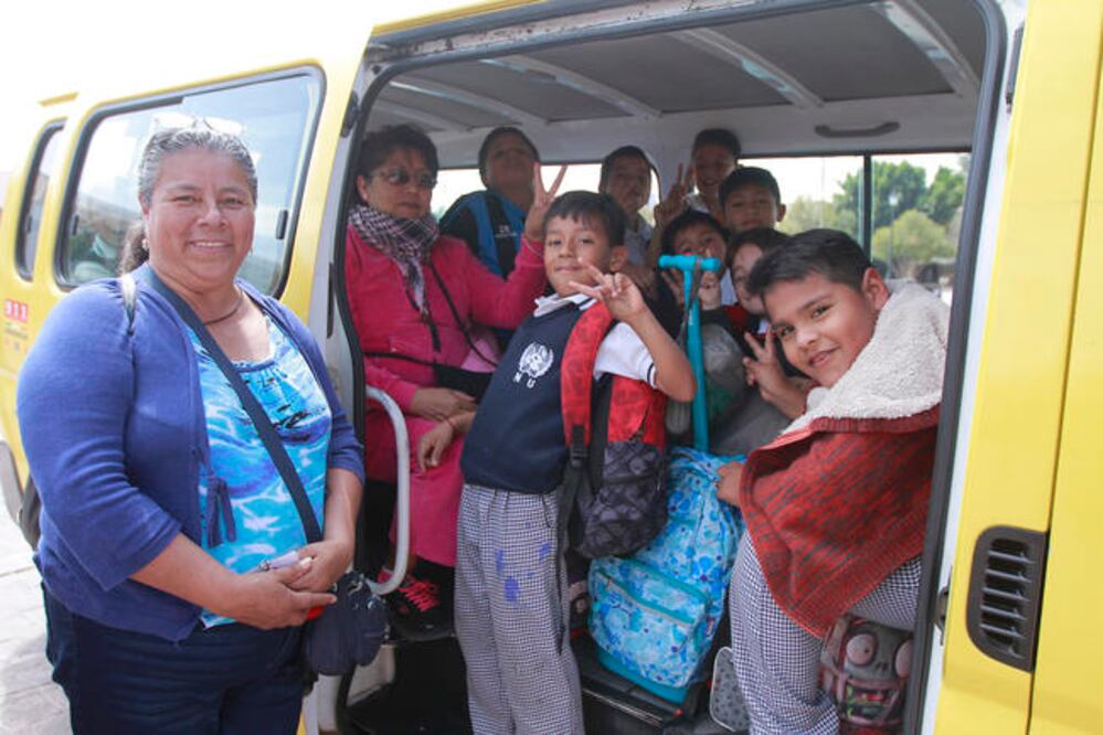 Concepción Mata Rodríguez o Conchita es conocida por mucha gente que la recomienda con otros padres de familia, llegando a estructurar un servicio regular de transporte, apoyada con su hija y dos mujeres más.  (Foto: César Gómez)