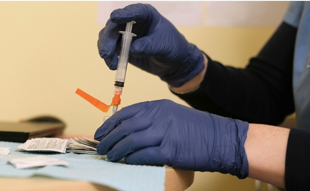 EU comienza vacunación contra Covid-19 en farmacias; disminuyen contagios en el país