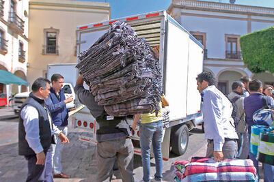 Entrega DIF cobijas de la colecta anual