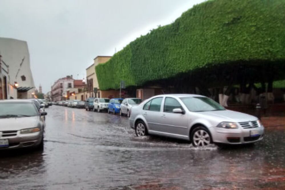 Deja encarchamientos lluvia en centro de Querétaro