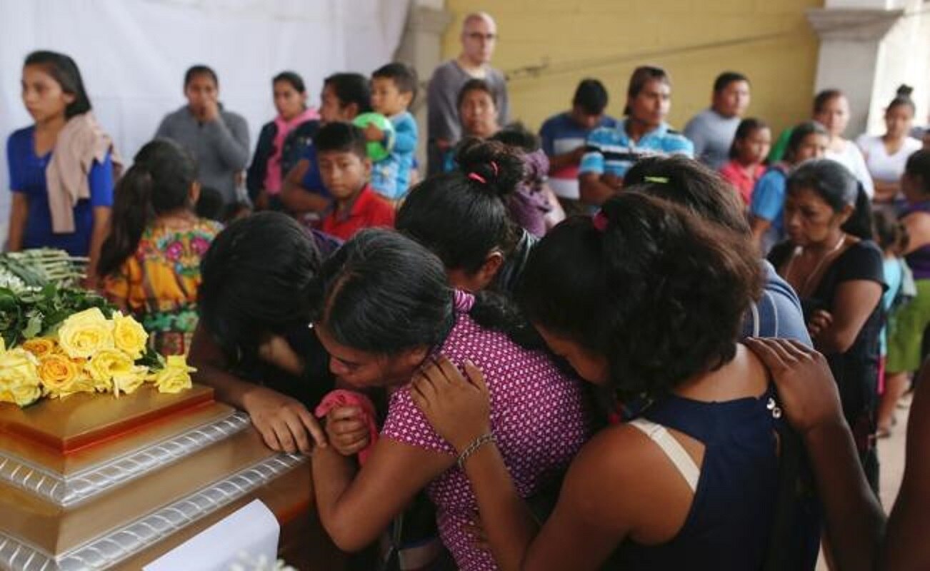 Mujeres despiden a sus seres queridos lesionados tras la explosión del pasado domingo. / Foto: Reuters