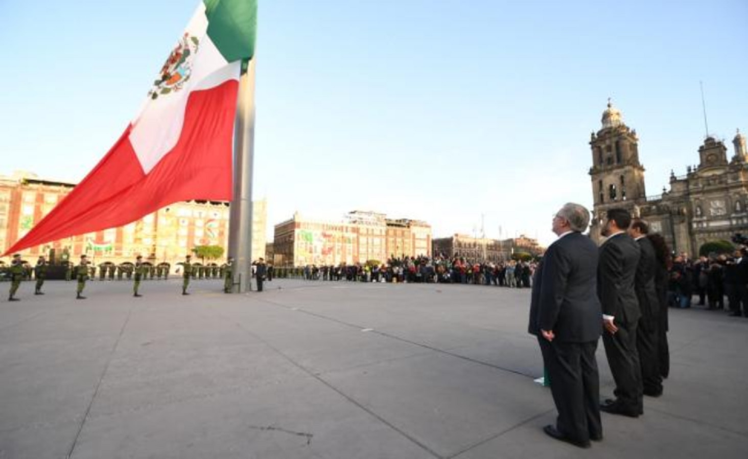 Izamiento de bandera en el Zócalo. Foto: Especial
