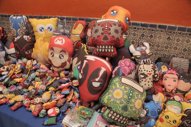 El bazar tuvo una excelente respuesta del público, pues en los dos días (25 y 26 de marzo) hubo alrededor de mil visitantes, entre turistas nacionales y extranjeros, quienes adquirieron piezas únicas y de gran calidad (RICARDO LUGO)