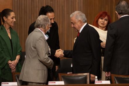 Gobernador de Hidalgo acude con síntomas de resfriado al Teatro de la República en Querétaro 