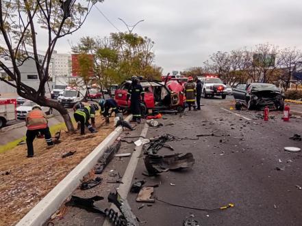 Choca mini cooper en el Paseo de la República; hay dos lesionados de gravedad