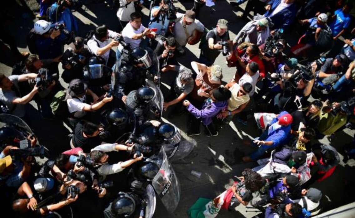 Migrantes rompen cerco policial para llegar a Estados Unidos