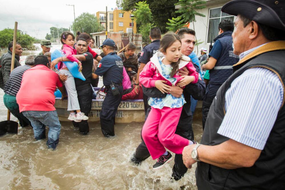Por las fuertes lluvias registradas a mitad del año, el gobierno estatal entregó ayuda a los afectados, como enseres domésticos y servicios. Foto: DEMIAN CHÁVEZ. EL UNIVERSAL