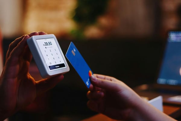 Van contra cobros excesivos de intereses en tarjetas de crédito
