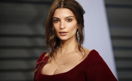 Emily Ratajkowski presume diamantes de la mejor manera: en topless
