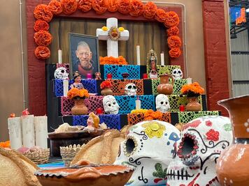 Dedican ofrenda de muertos  al icónico personaje queretano Flint