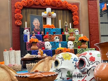 Dedican ofrenda de muertos al icónico personaje queretano Flint