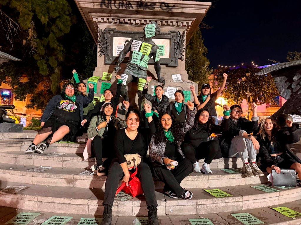 Pegan carteles a favor del aborto en el Centro Histórico de Querétaro