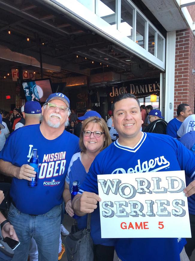Sergio Ramos y los padres de Justin Turner, tercera base de la L.A. (Foto: Especial)