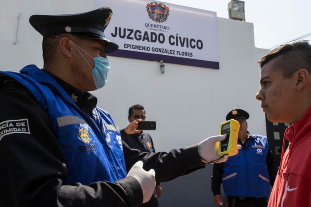 Durante la visita a los juzgados, los jóvenes pueden convivir con médicos, jueces y ministerios e incluso ingresan a las celdas (Foto: Demian Chávez)