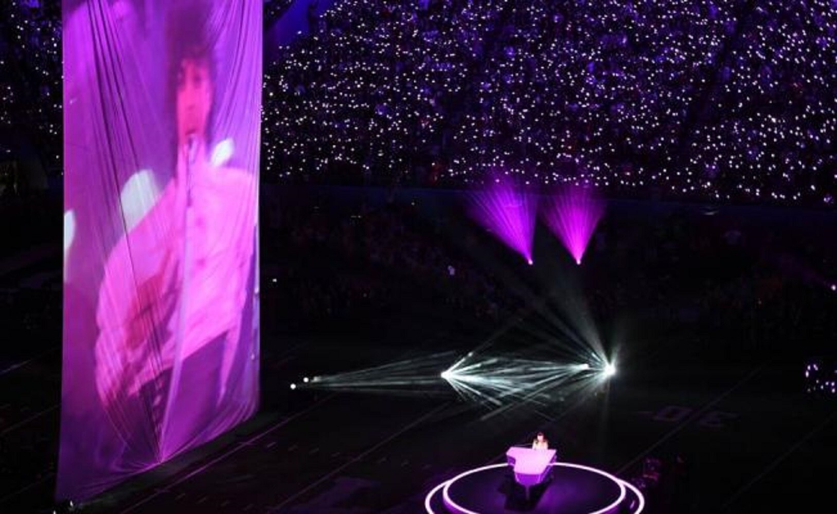 Acusan que Timberlake usó holograma de Prince sin permiso