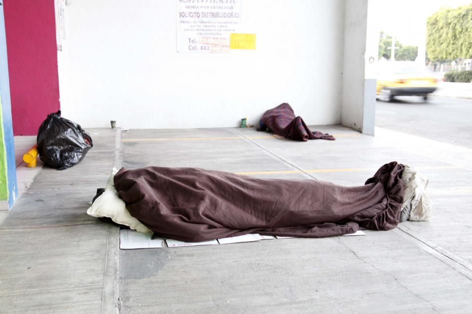 Mario igual que otras noches, durmió en el estacionamiento de una tienda de autoservicio ubicada en la calle de Ignacio Pérez. Son apenas las siete de la mañana y el sol ha comenzado a salir. Aún dos personas duermen en este lugar y Mario, que parece ser el último, se apresura para irse.