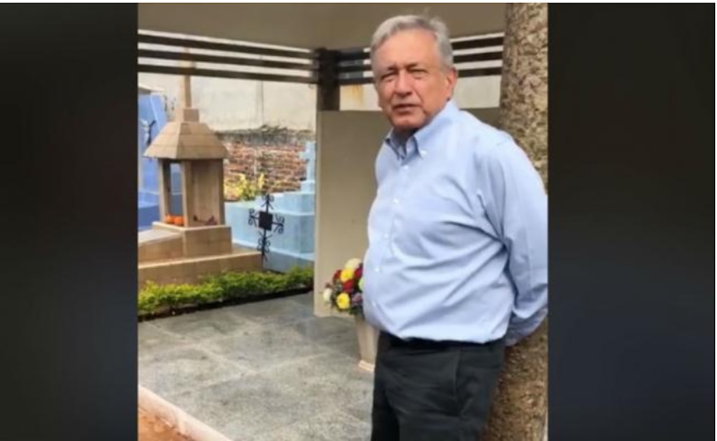 AMLO visita a sus difuntos en Día de Muertos