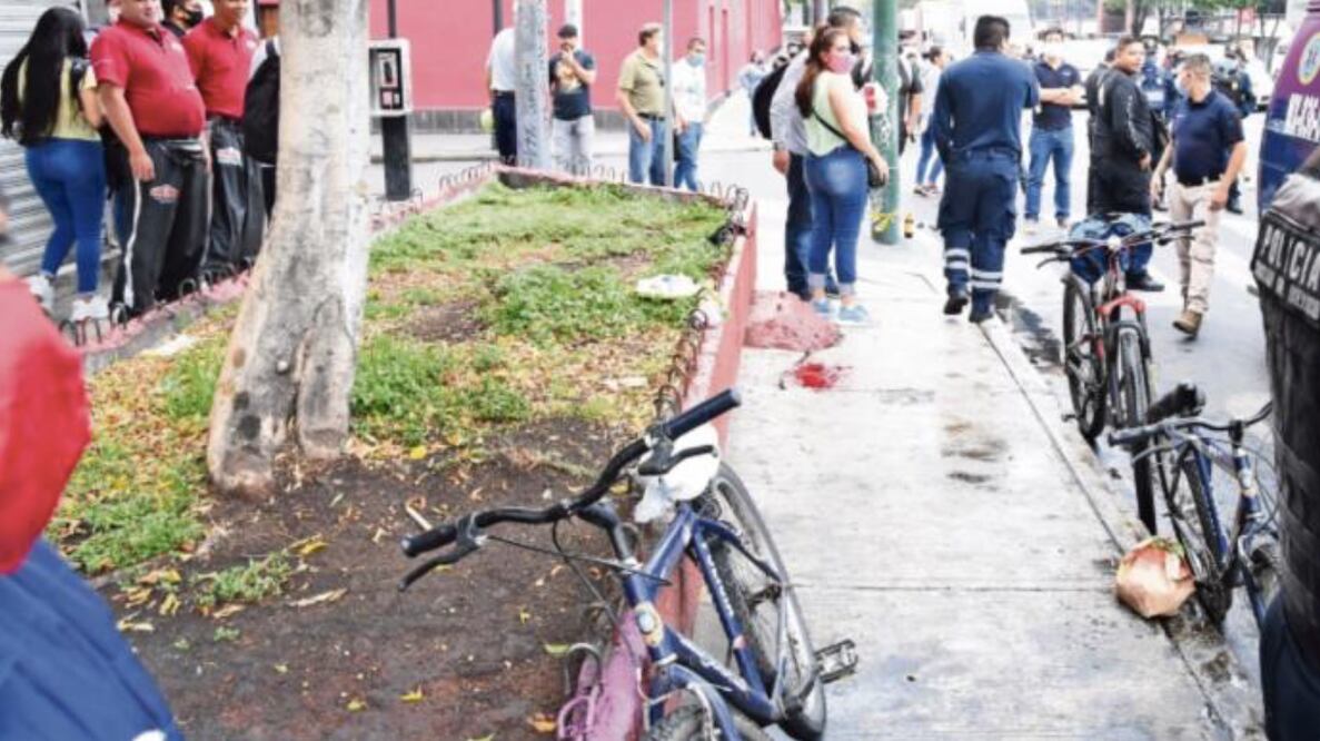 Indigente le clava tijeras en el cuello a un expolicía y lo desangra, en CDMX