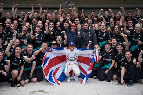 Lewis entra al club de tricampeones