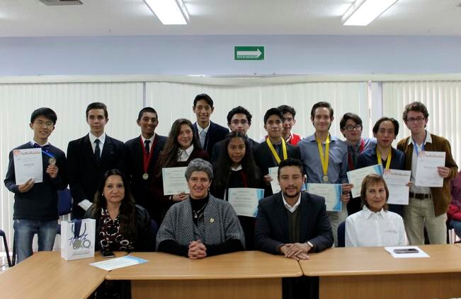 Reconocen a jóvenes destacados en física