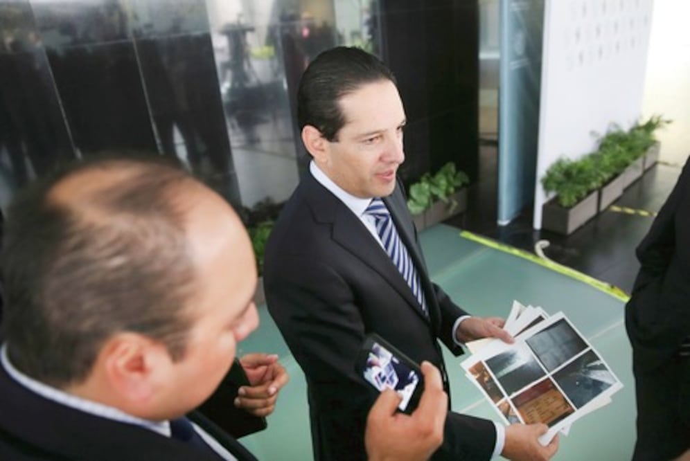 Recibe proyectil camioneta de senador