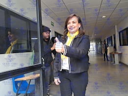 Acude Silvia Amaya a emitir su voto en la Facultad de Química de la UAQ