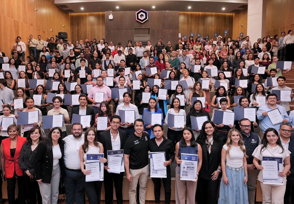 Felifer entrega becas Vive México a jóvenes