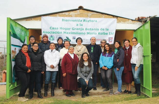UAQ instala granja de conejos en casa hogar