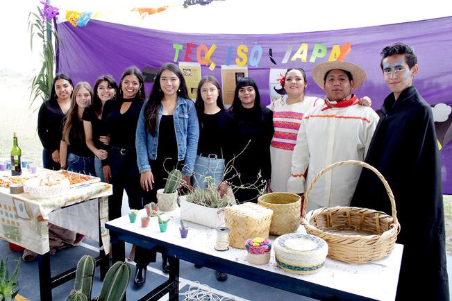 Jóvenes promueven los atractivos del estado