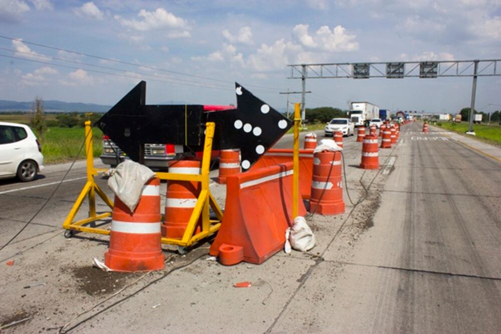 Dan mantenimiento a carriles en la México-Querétaro