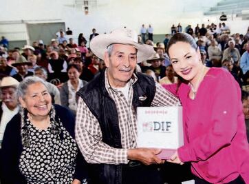 Brindan apoyos alimentarios a adultos mayores 