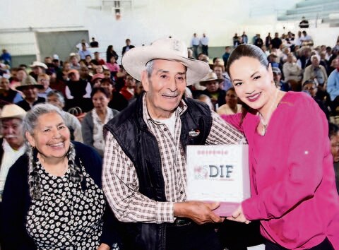 Brindan apoyos alimentarios a adultos mayores