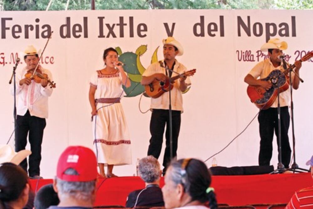 Tejen tradición con ixtle de henequén