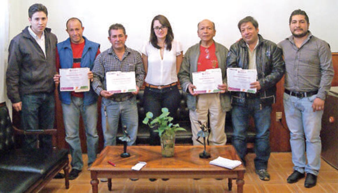 Alcaldesa de Pedro Escobedo reconoce a escultores