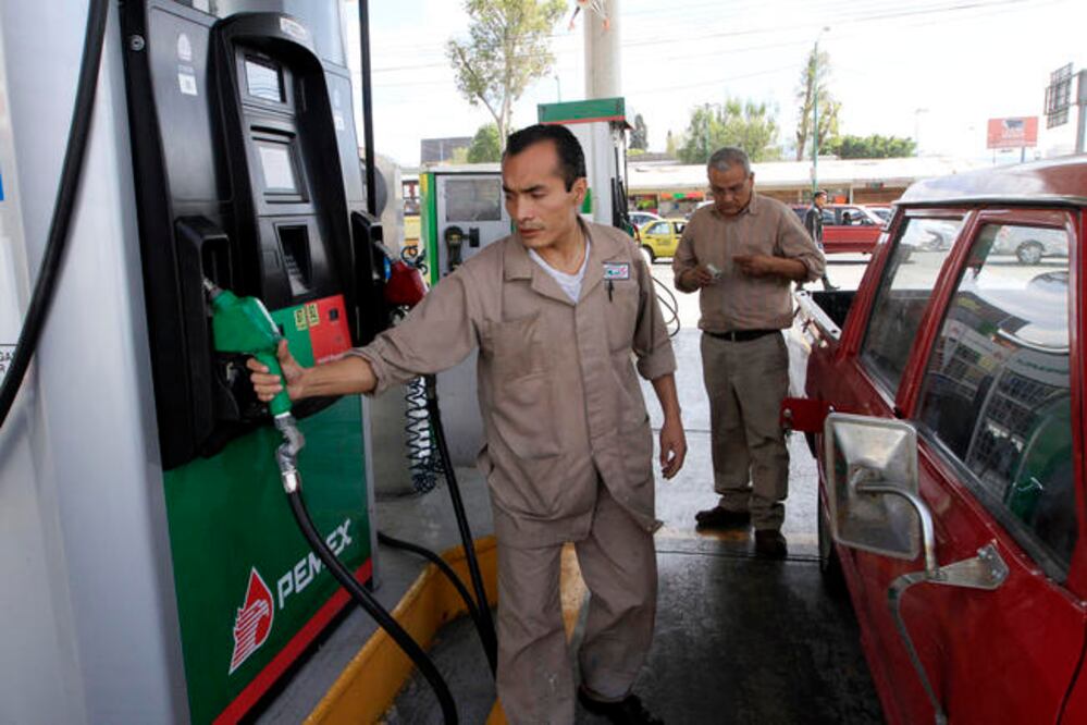 Canaco: incremento a combustible dañará sin distingo toda la cadena productiva b Desde el 1 de enero el estado tendrá tres precios diferenciados en gasolinas. (CÉSAR GÓMEZ. EL UNIVERSAL)