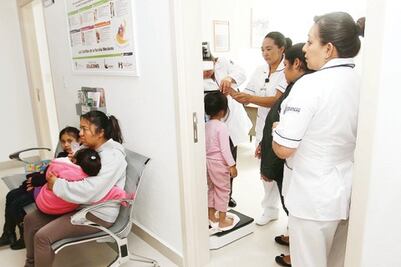 Entregan becas y centro de Salud