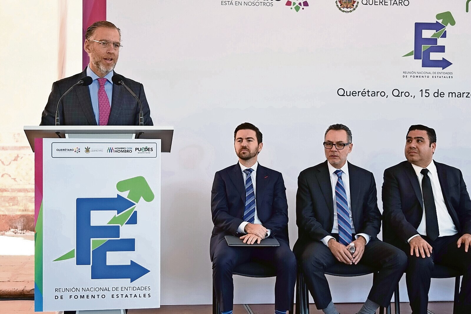 Dialogan sobre créditos para emprendedores