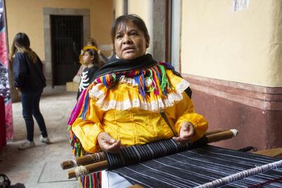 Entretejiendo conciencia: Mujeres bordadoras de Amealco