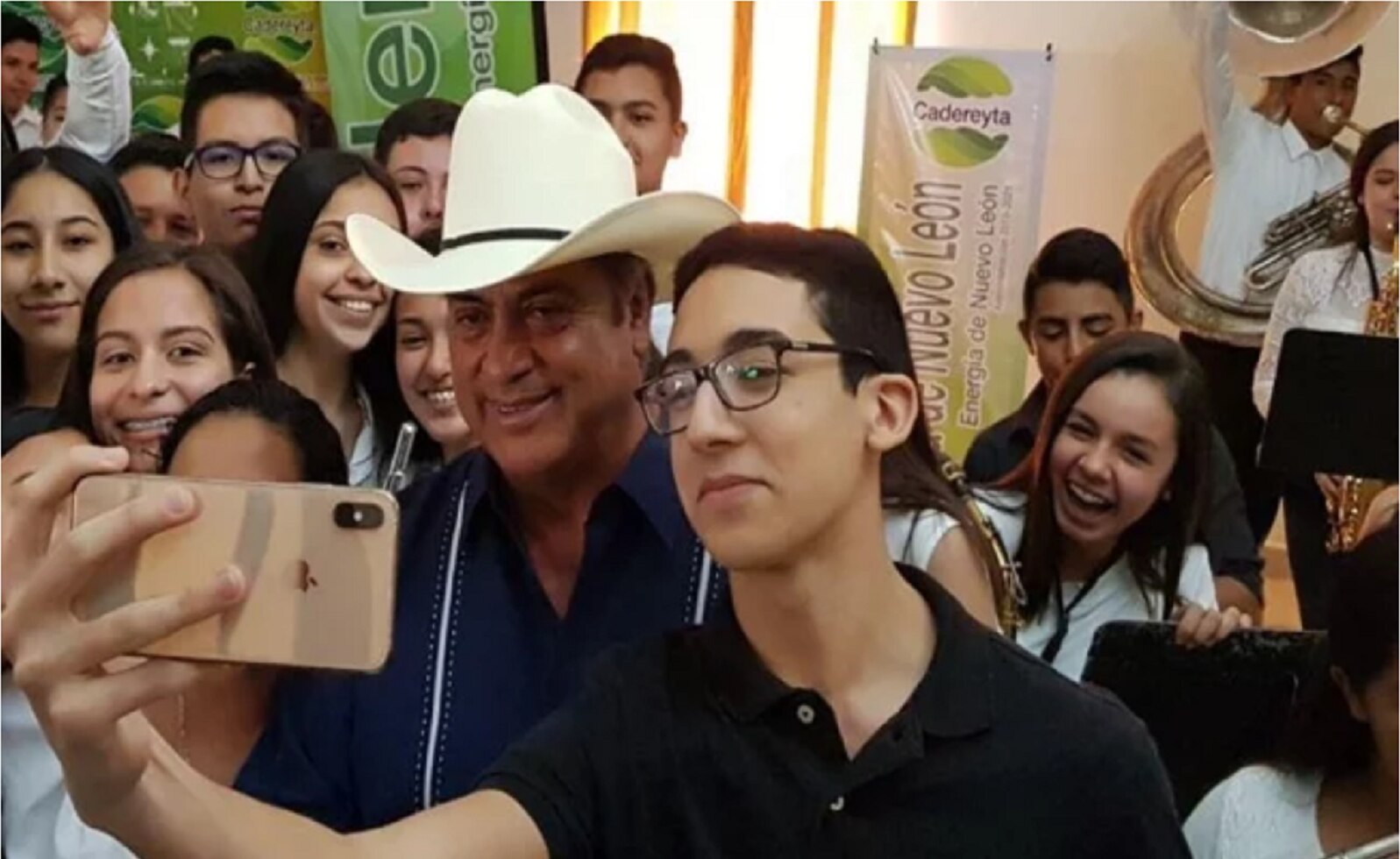 El Bronco "habla diariamente con Dios,  a través de Whatsapp"