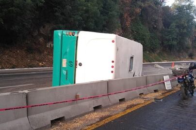 Accidente de autobús deja un muerto y 14 lesionados