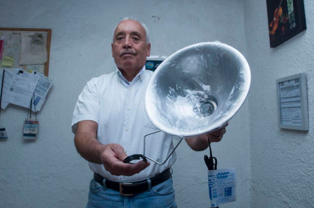 Héctor Balbas cuenta con orgullo que sus lámparas se venden en todo el país, gracias a su esfuerzo, el apoyo de su familia y la constancia de sus trabajadores.